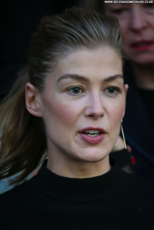 Rosamund Pike No Source Posing Hot Babe Beautiful Sexy Celebrity