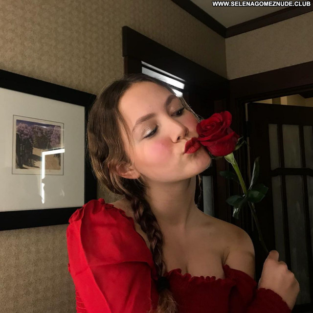 Iris Apatow No Source Beautiful Celebrity Babe Sexy Posing Hot