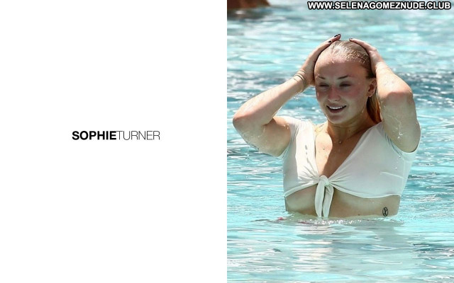 Sophie Turner No Source Posing Hot Beautiful Sexy Celebrity Babe