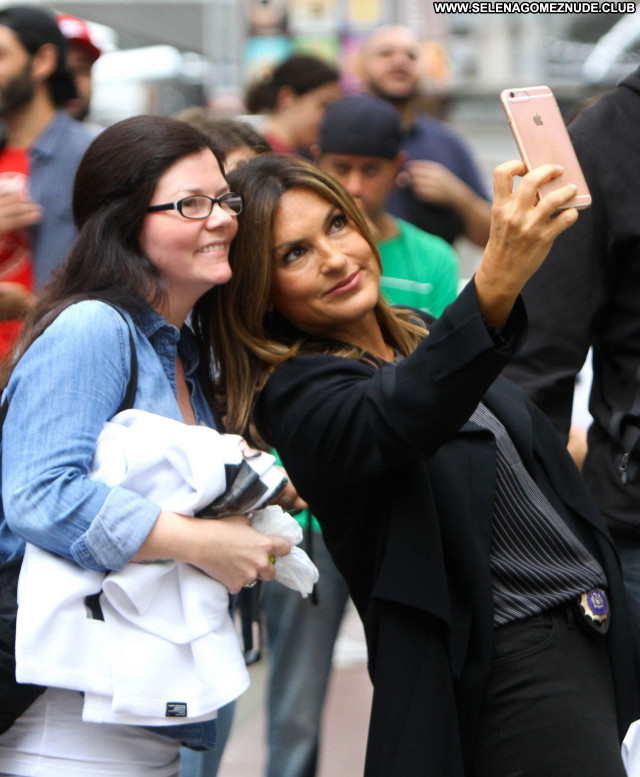 Mariska Hargitay No Source Babe Celebrity Sexy Beautiful Posing Hot