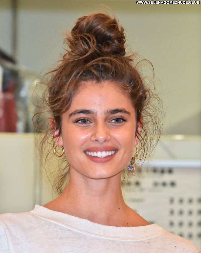 Taylor Hill No Source Celebrity Posing Hot Beautiful Sexy Babe