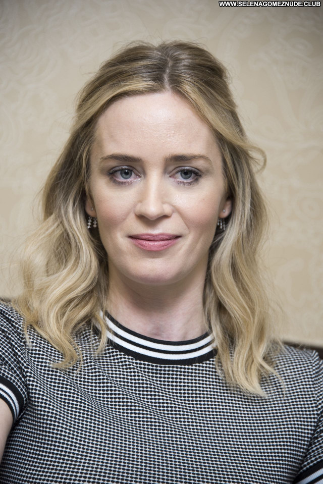 Emily Blunt No Source Beautiful Sexy Babe Posing Hot Celebrity