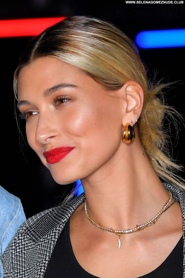 Hailey Baldwin No Source Sexy Celebrity Beautiful Babe Posing Hot