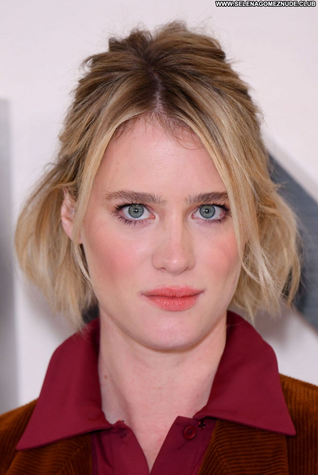 Mackenzie Davis No Source Babe Beautiful Posing Hot Celebrity Sexy