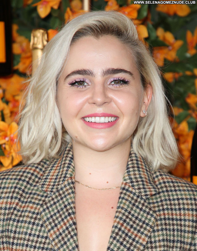 Mae Whitman No Source Beautiful Posing Hot Celebrity Babe Sexy