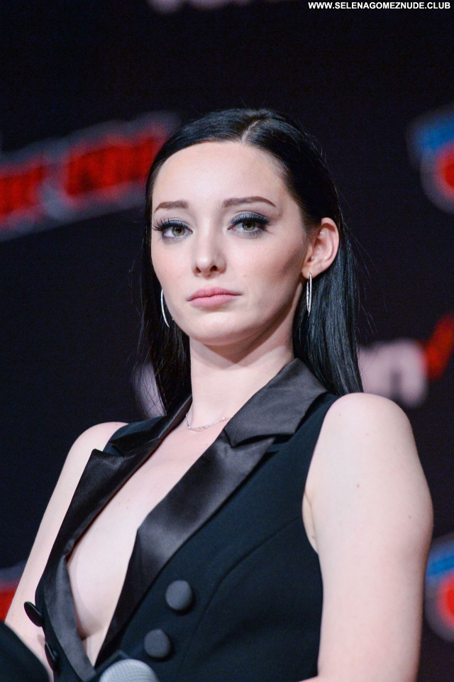 Emma Dumont No Source Beautiful Sexy Babe Posing Hot Celebrity