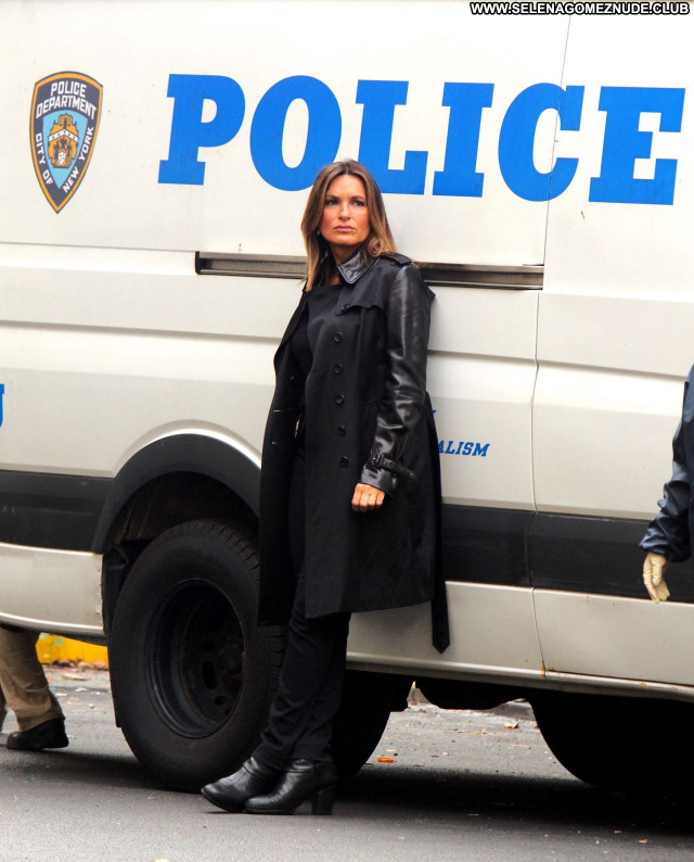 Mariska Hargitay No Source Posing Hot Beautiful Sexy Babe Celebrity