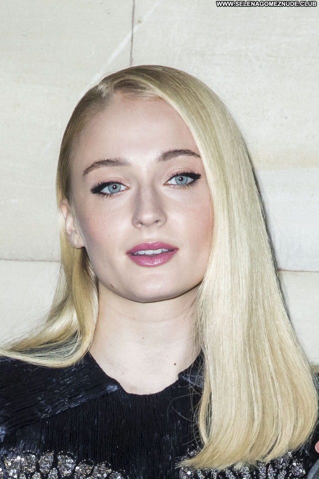 Sophie Turner No Source Posing Hot Sexy Beautiful Babe Celebrity