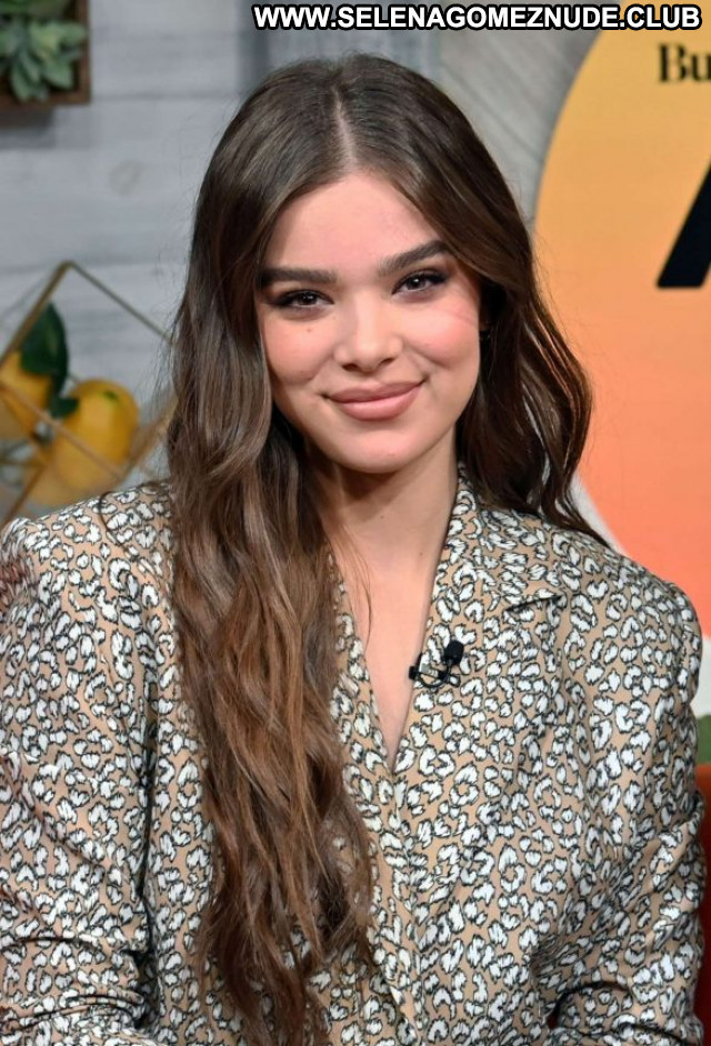 Hailee Steinfeld No Source  Beautiful Posing Hot Babe Celebrity