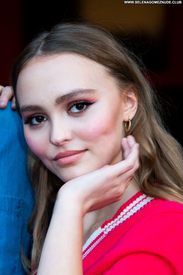 Lily Rose Depp No Source  Posing Hot Babe Celebrity Beautiful Sexy