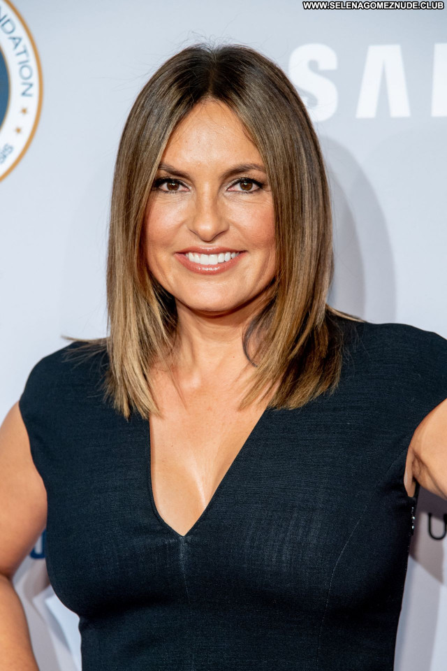 Mariska Hargitay No Source Posing Hot Sexy Beautiful Celebrity Babe