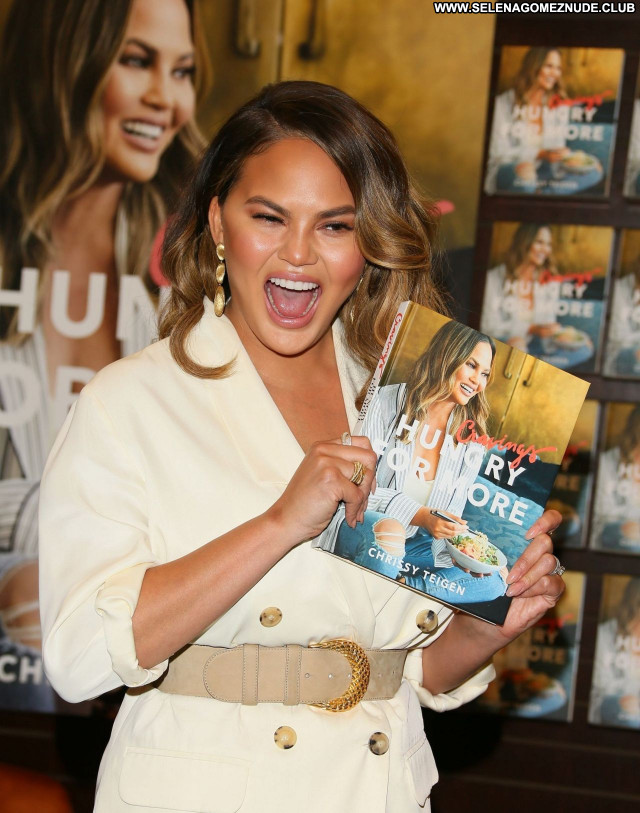 Chrissy Teigen No Source Babe Sexy Beautiful Posing Hot Celebrity