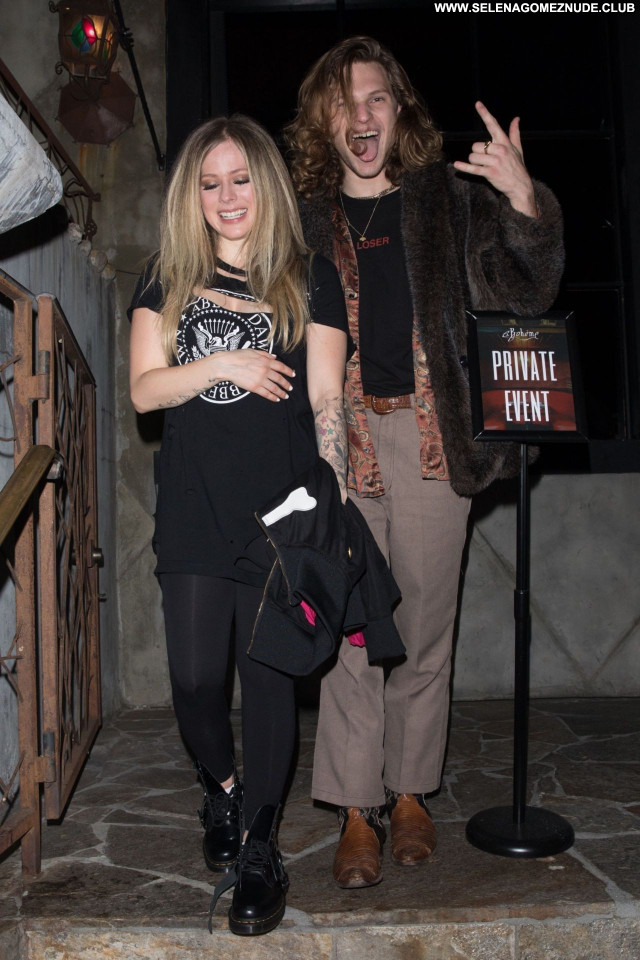 Avril Lavigne No Source Babe Beautiful Sexy Posing Hot Celebrity