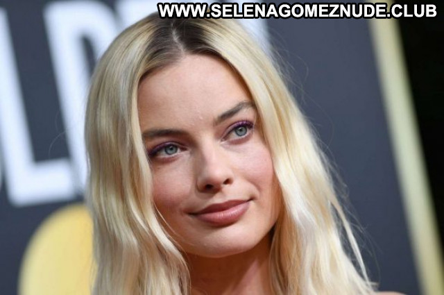 Margot Robbie Golden Globe Awards Paparazzi Posing Hot Celebrity Babe