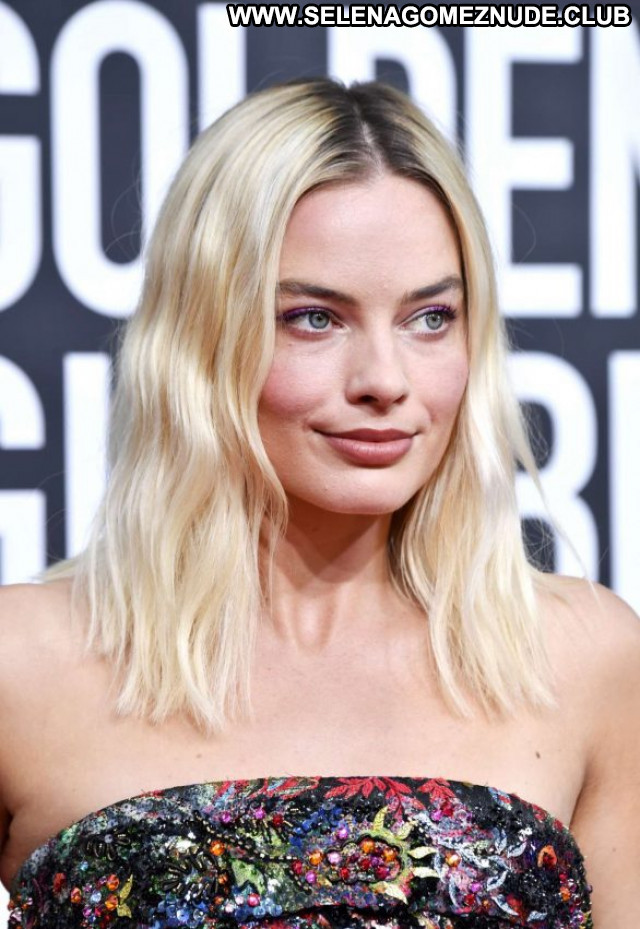 Margot Robbie Golden Globe Awards Beautiful Paparazzi Babe Posing Hot