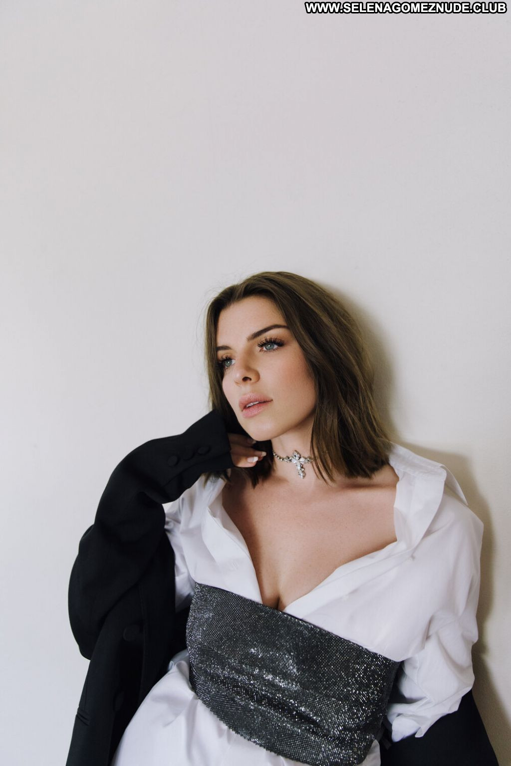 Julia fox hot