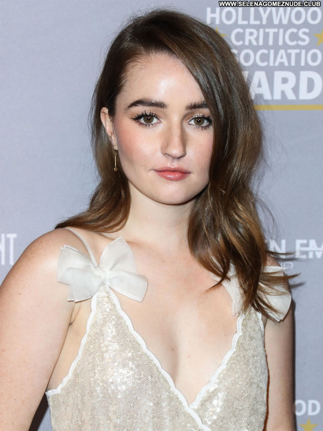 Kaitlyn Dever No Source Beautiful Celebrity Babe Sexy Posing Hot