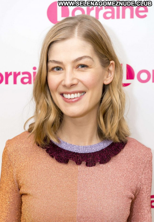 Rosamund Pike Tv Show Posing Hot Beautiful Paparazzi Celebrity Babe