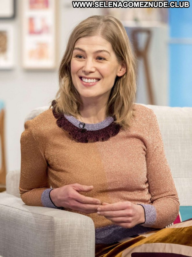 Rosamund Pike Tv Show Posing Hot Babe London Celebrity Tv Show