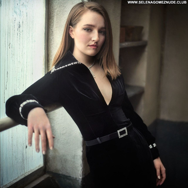 Kaitlyn Dever No Source Beautiful Posing Hot Celebrity Sexy Babe