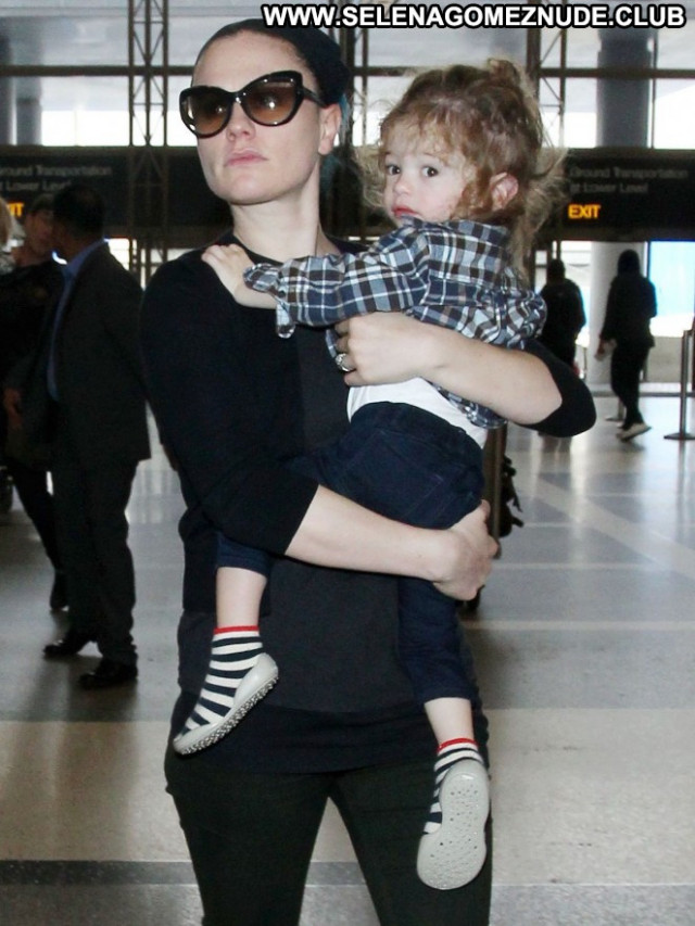 Anna Paquin Lax Airport Celebrity Beautiful Paparazzi Posing Hot Babe
