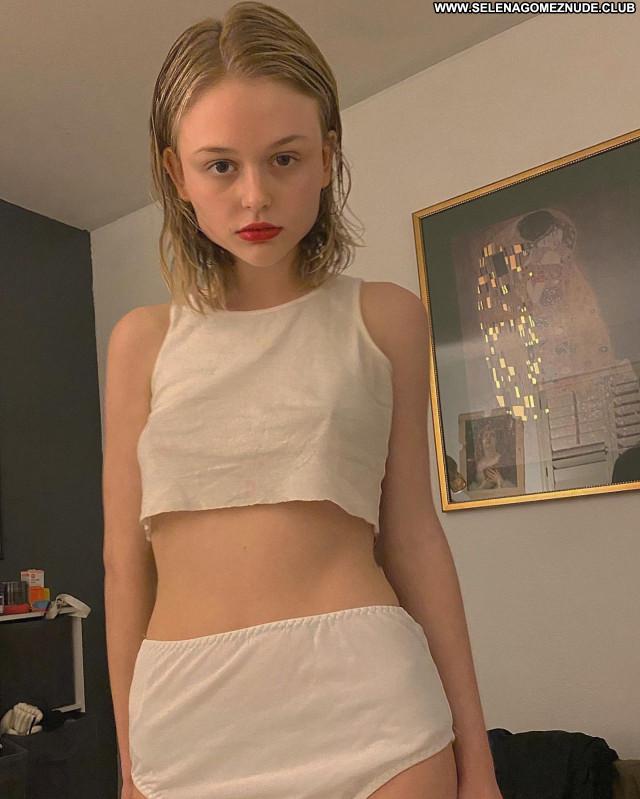 Emily Alyn No Source Posing Hot Sexy Babe Beautiful Celebrity