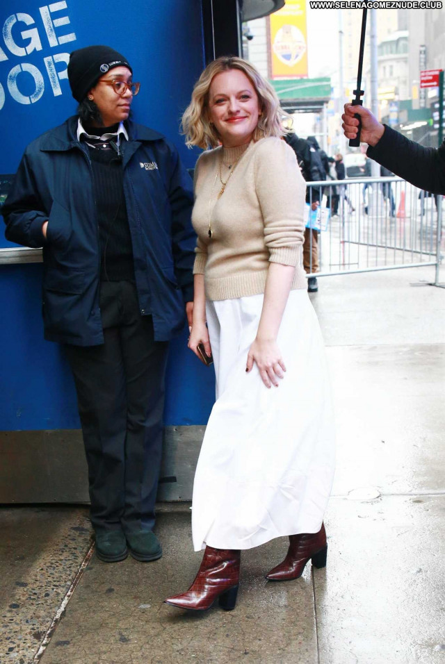 Elisabeth Moss New York  Posing Hot Paparazzi Celebrity Beautiful Babe