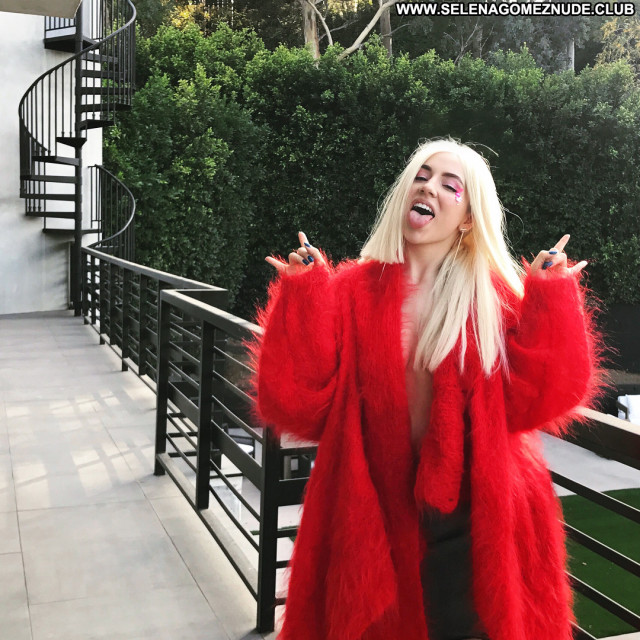 Ava Max No Source Posing Hot Celebrity Paparazzi Babe Beautiful