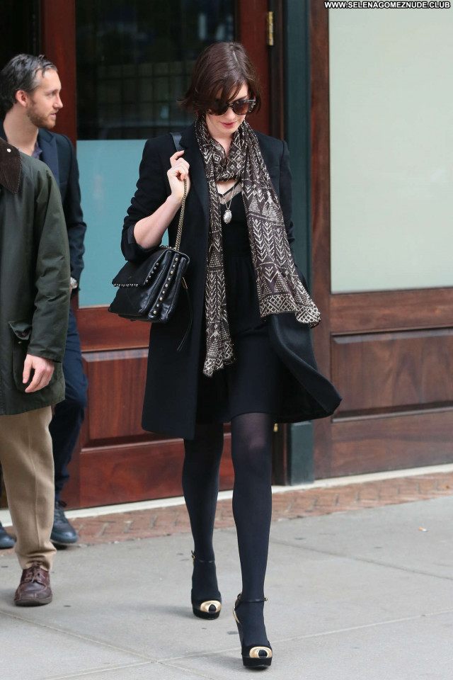 Anne Hathaway New York Posing Hot Celebrity New York Hot Paparazzi