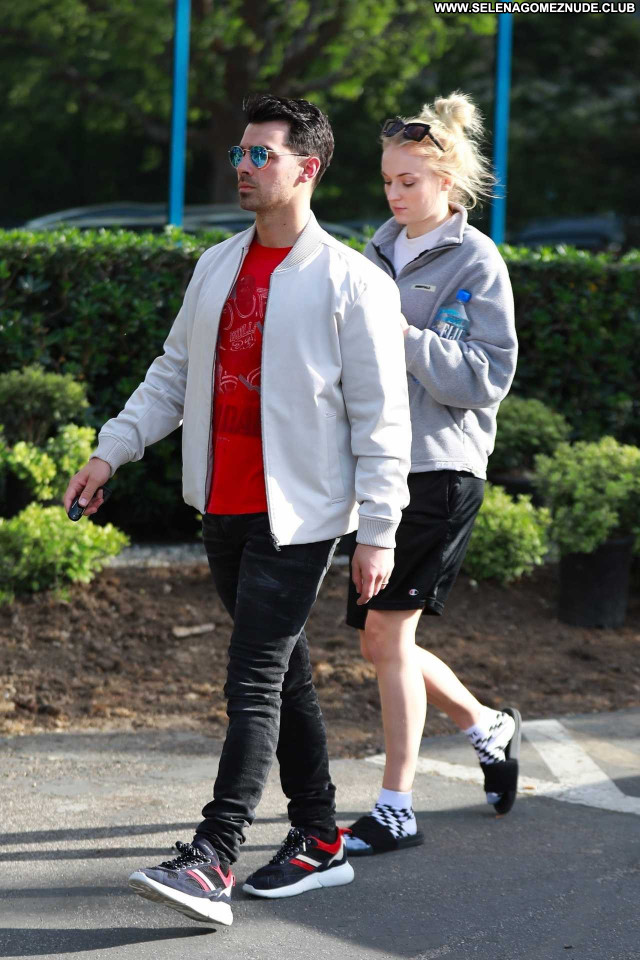 Sophie Turner Los Angeles Posing Hot Beautiful Paparazzi Celebrity