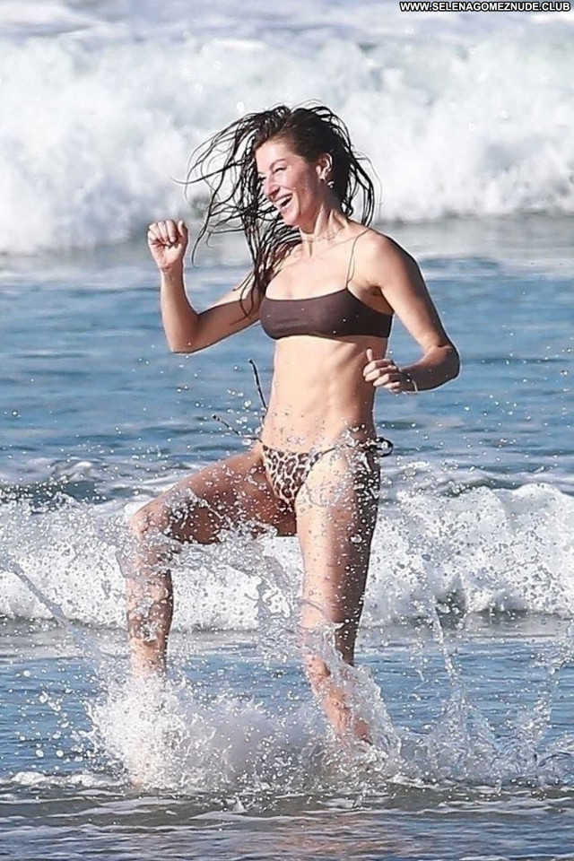 Gisele Bundchen The Beach Posing Hot Beautiful Paparazzi Celebrity