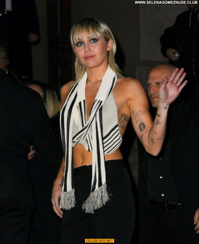 Miley Cyrus New York Hotel Babe Celebrity Beautiful Hot Nipple Slip