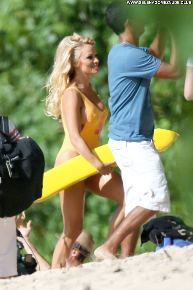 Pamela Anderson Tv Show Hawaii Hot Posing Hot Swimsuit Celebrity