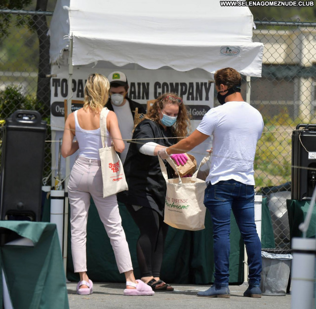 Brie Larson Farmers Market  Beautiful Celebrity Paparazzi Babe Posing