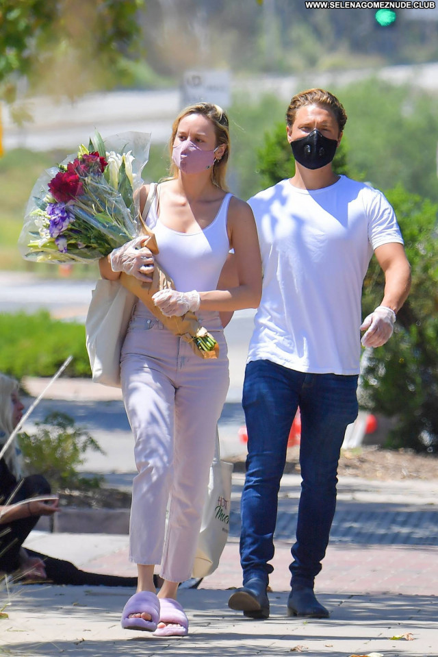 Brie Larson Farmers Market Babe Celebrity Posing Hot Paparazzi