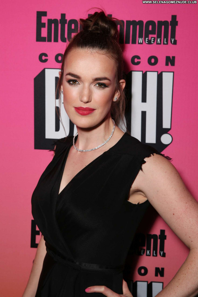 Elizabeth Henstridge No Source Celebrity Beautiful Posing Hot Babe