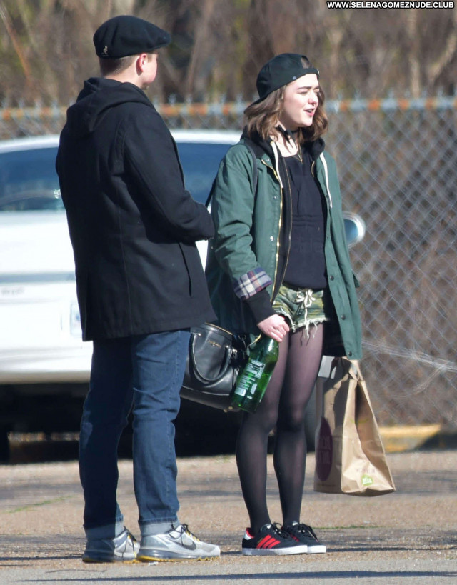 Maisie Williams The Deep Blue Sea Posing Hot Paparazzi Celebrity