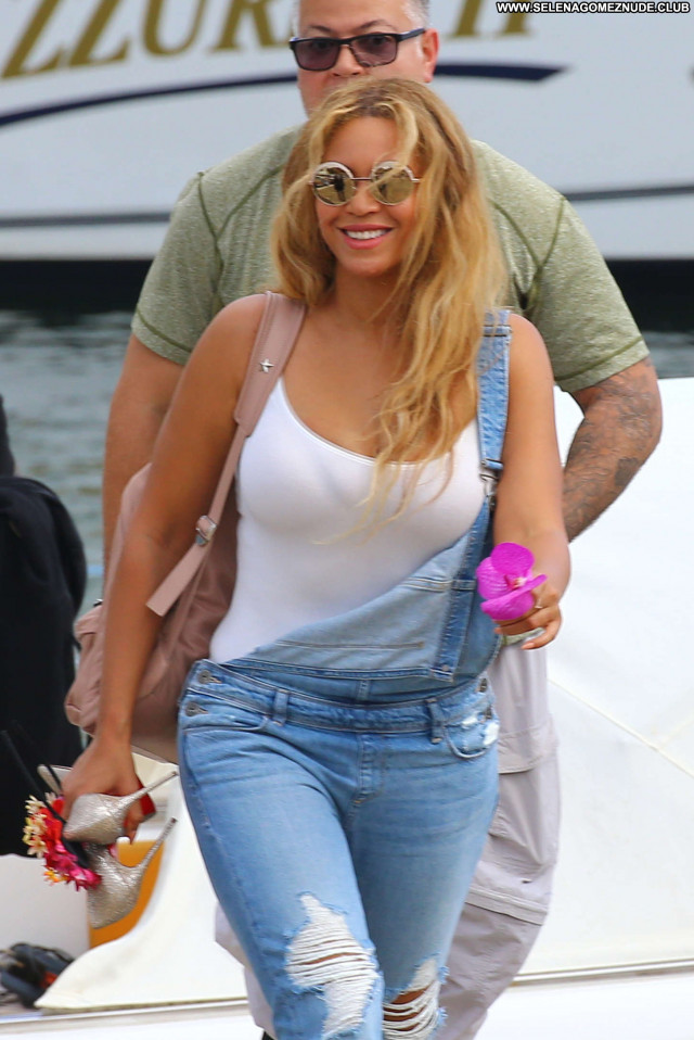 Beyonce No Source  Posing Hot Paparazzi Babe Beautiful Celebrity Yacht