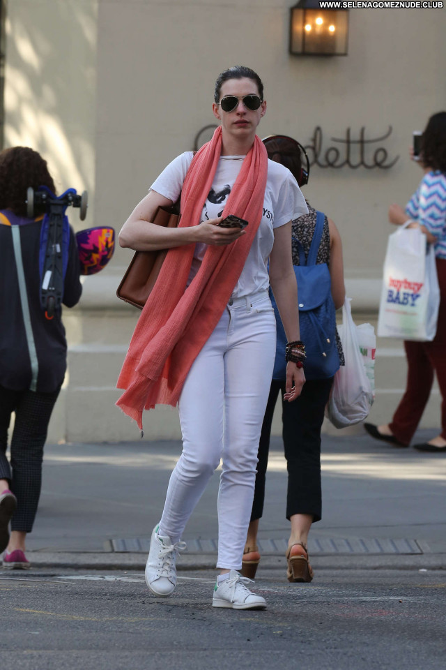 Anne Hathaway New York Posing Hot Paparazzi Babe Hat Beautiful