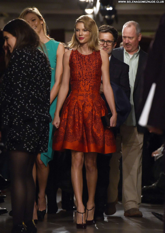 Taylor Swift Fashion Show Paparazzi Posing Hot Nyc Fashion Beautiful