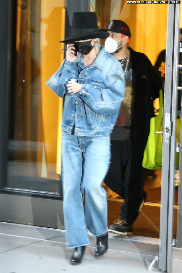 Miley Cyrus New York Babe Celebrity Paparazzi Beautiful Posing Hot