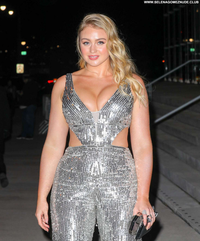 Iskra Lawrence New York Posing Hot Beautiful Paparazzi Babe Celebrity