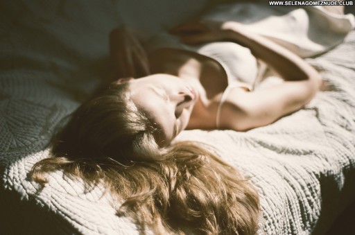 Anna Twitter Bikini Photo Shoot Babe Facebook Straight Celebrity Posing Hot Artistic Beautiful Photoshoot